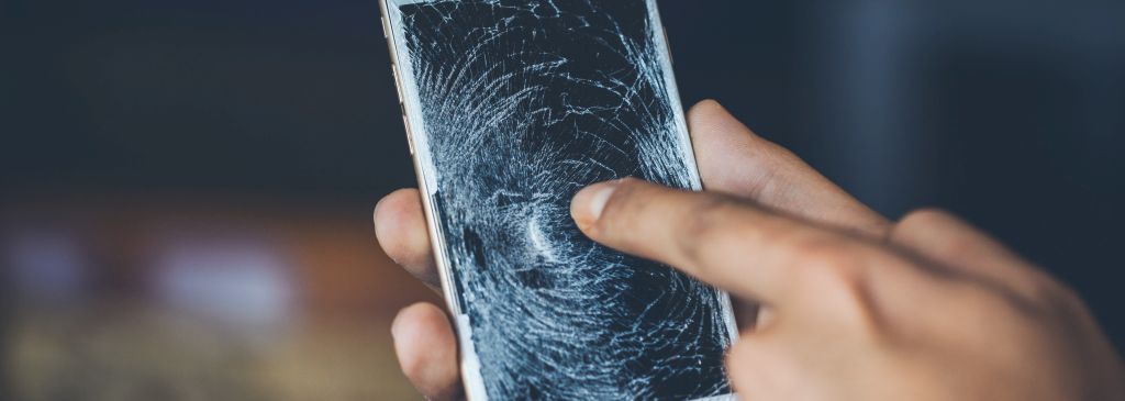 Pęknięty ekran w telefonie dotykowym - jak go naprawić?